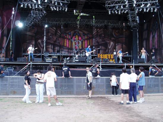 Cancha Auxiliar Ferrocarril Oeste junto a Jóvenes Pordioseros. Ciudad Autónoma de Buenos Aires.