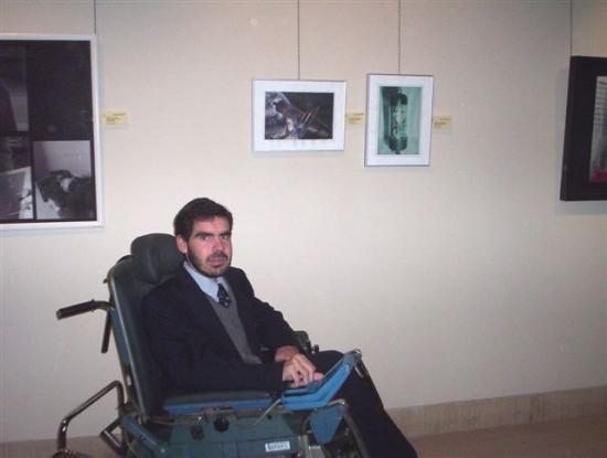 Iganacio junto a sus obras en el 83º Salón Nacioal Museo Prov. Rosa Galisteo de Rodríguez