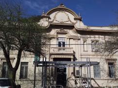 Balacera contra un auto y nota mafiosa en el Hospital Geriátrico Provincial